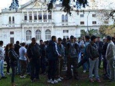 Efectivos del SPB marcharon frente a la Legislatura de la Provincia