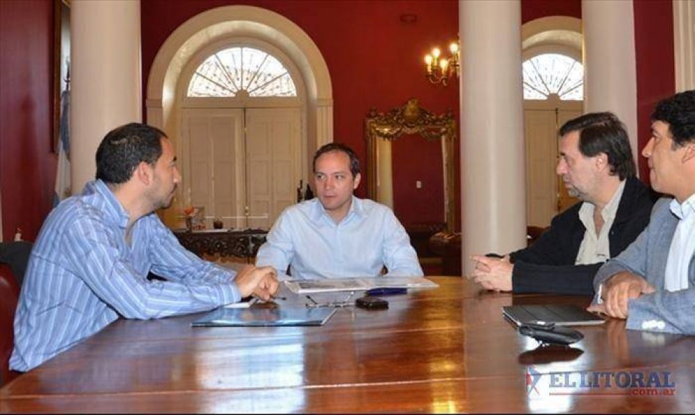 Camau se pone el traje de candidato a gobernador y espera la bendici�n de CFK