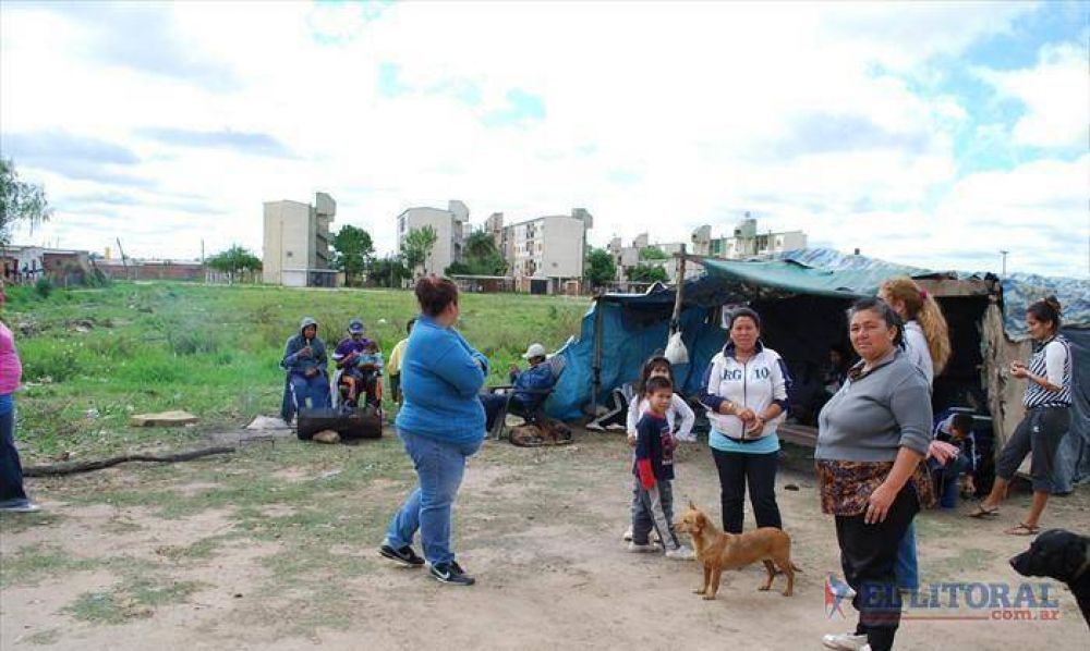 La Chola: Municipio apura gestiones por las viviendas mientras sigue el acampe