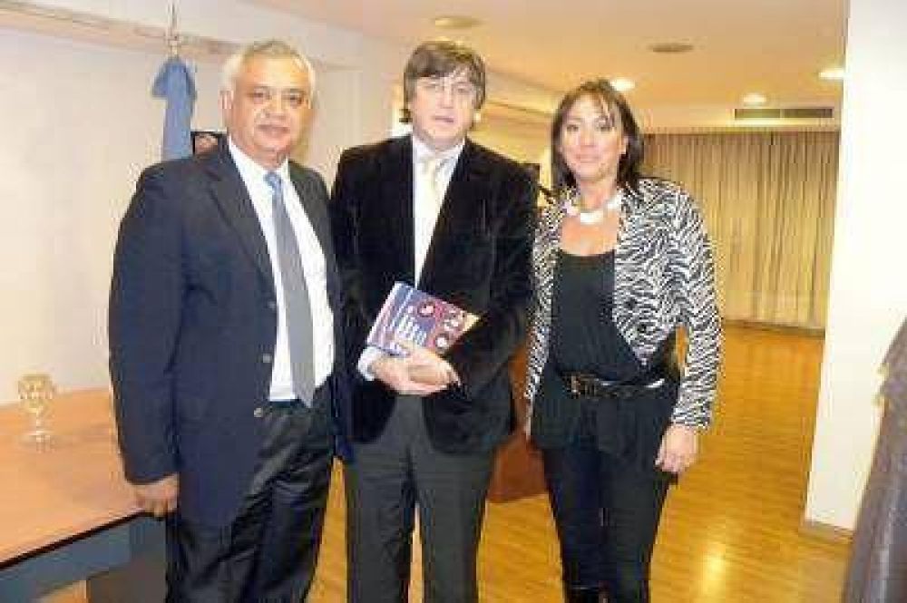 Presentaron libro sobre Per�n y Evita en Casa de Santa Cruz