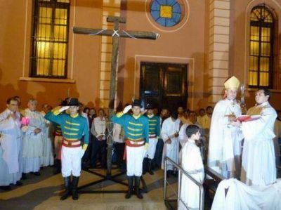 Trasladaron la hist�rica Cruz de los Milagros