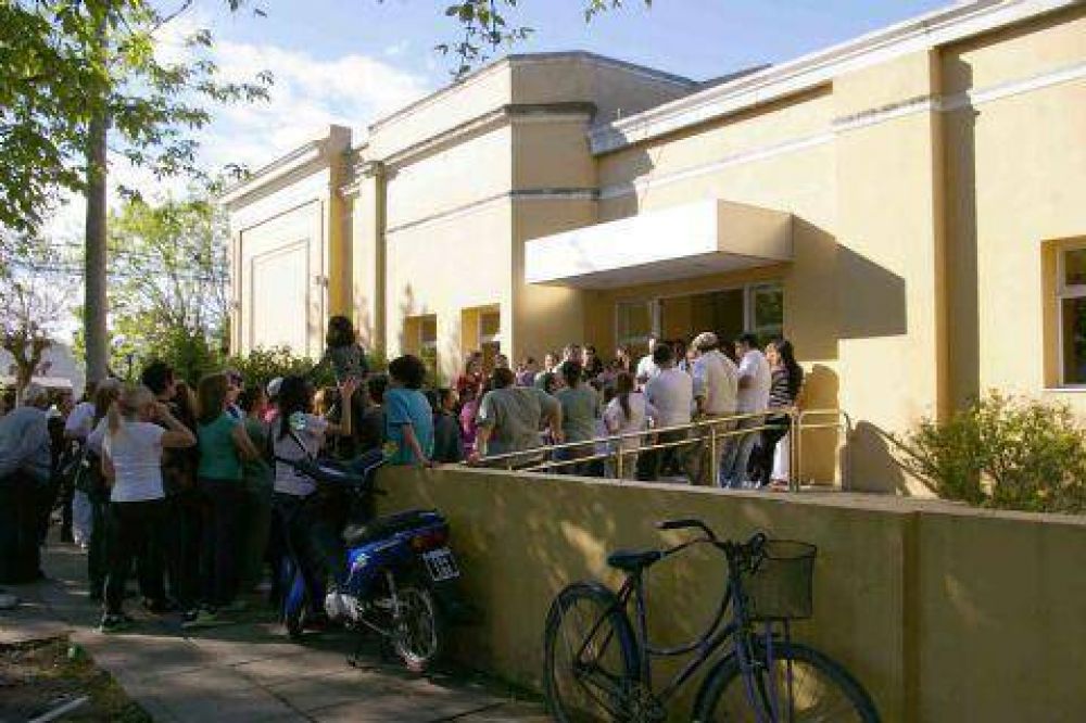 Trabajadores del Hospital marchan al Municipio pidiendo seguridad