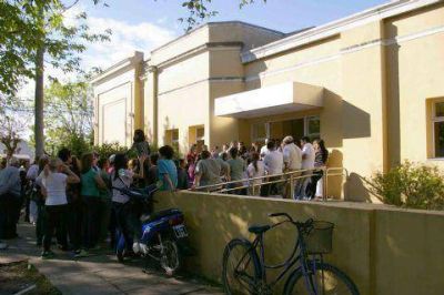 Trabajadores del Hospital marchan al Municipio pidiendo seguridad