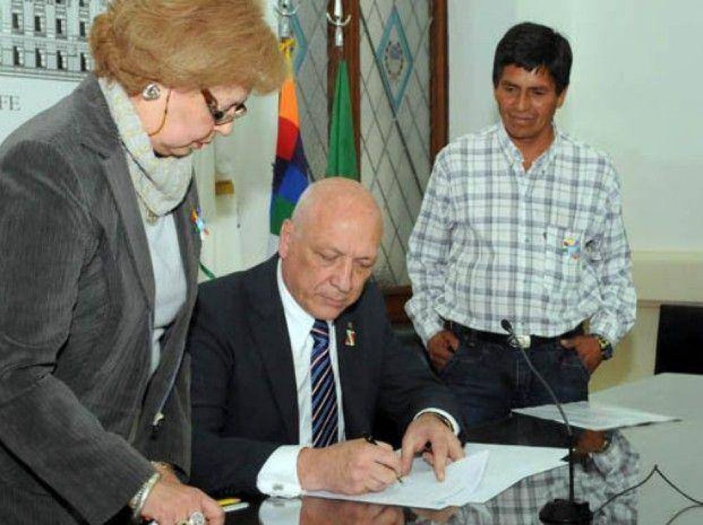 Restituyen 517 hect�reas a pueblos originarios de Santa Fe