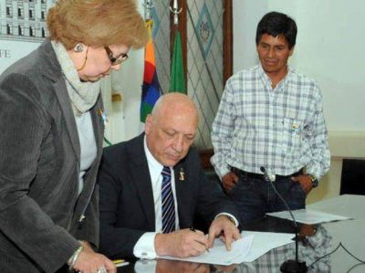 Restituyen 517 hect�reas a pueblos originarios de Santa Fe