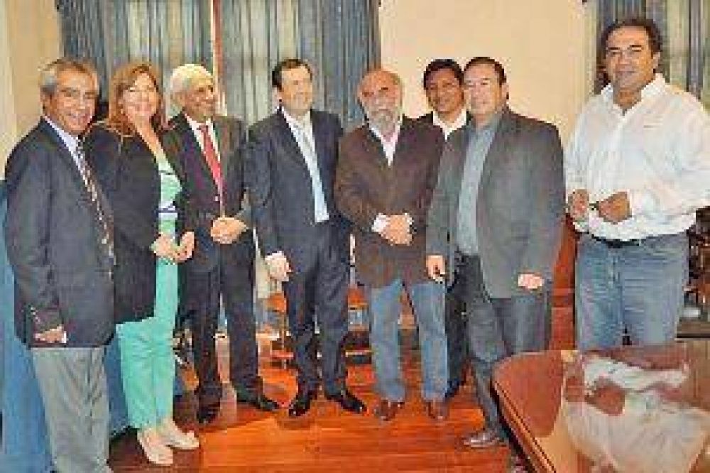 El gobernador entreg� camiones a municipios y comisiones del interior