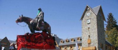 Eval�an llamar a refer�ndum para quitar la estatua de Roca