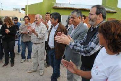 Peralta particip� en acto de entrega de viviendas