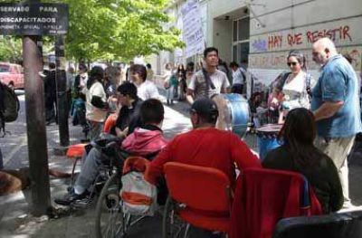 Manifestaci�n contra la apertura del estacionamiento de Plaza Italia para la circulaci�n vehicular