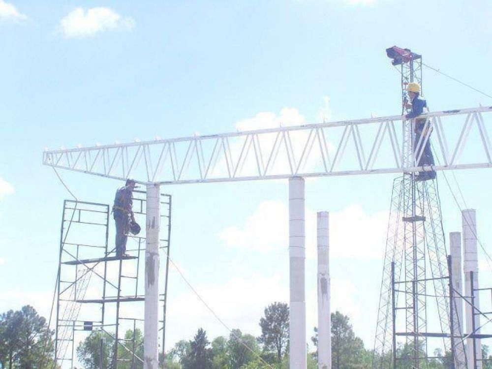 Colocaron vigas de acero para sostener el techo de la Terminal