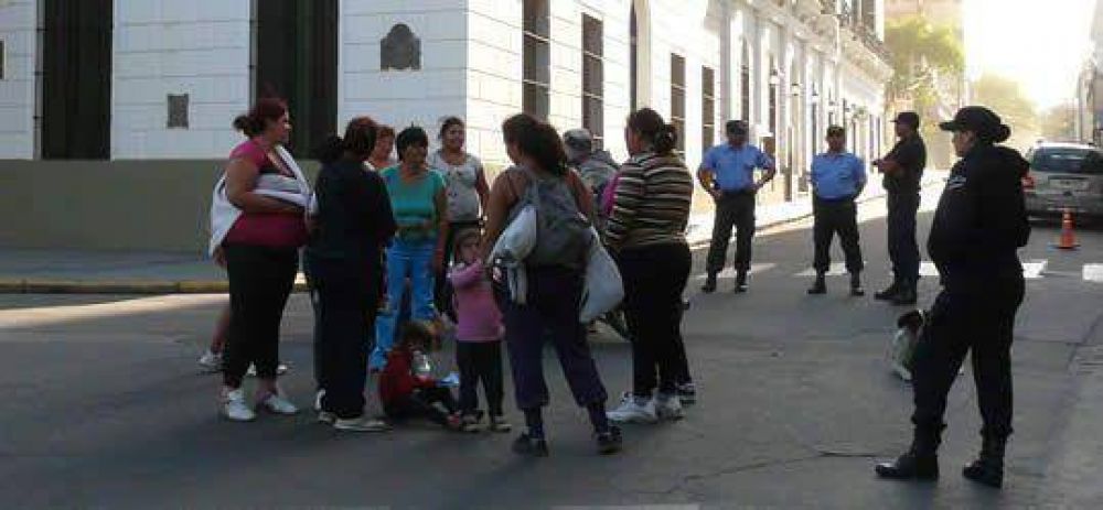 Mujeres desocupadas le piden a Lucia que interceda ante Jalil por trabajo