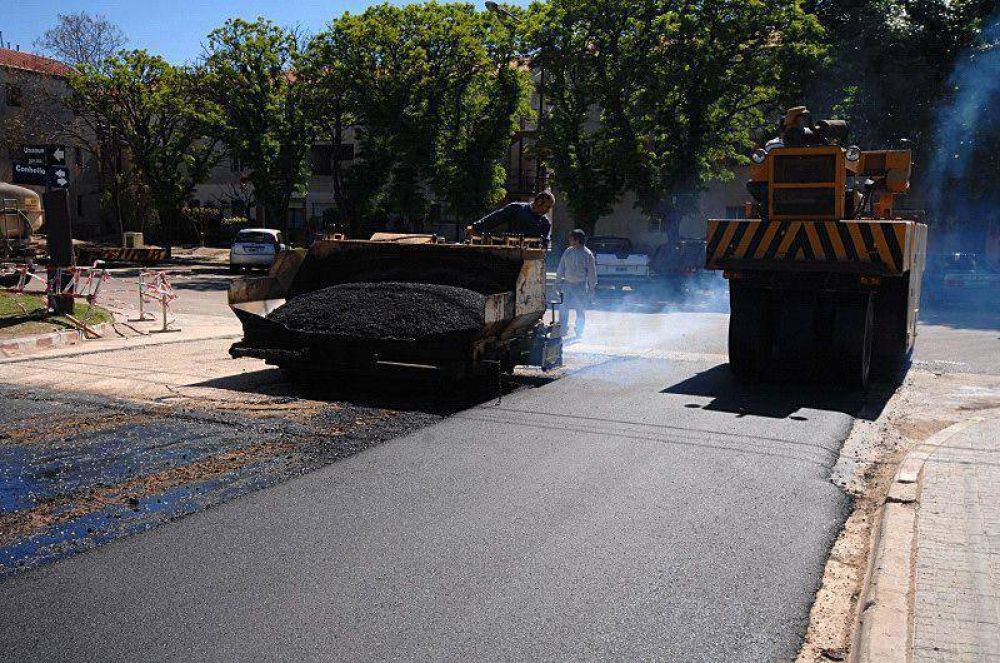  Realizan tareas de pavimentaci�n en la calle Conhelo