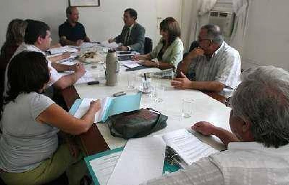 Pic�n sigue una semana m�s como presidente del Concejo.