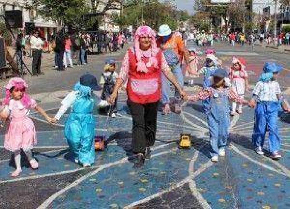 Desfile de Jardines de Infantes: m�s de 70 instituciones vistieron de colores la Avenida C�rdoba