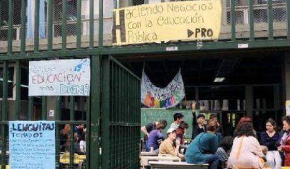 Estudiantes porte�os ratifican las tomas y realizan marcha al Ministerio de Educaci�n