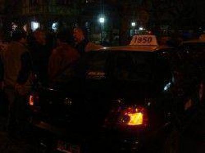 Taxistas iniciaron un paro desde la hora cero