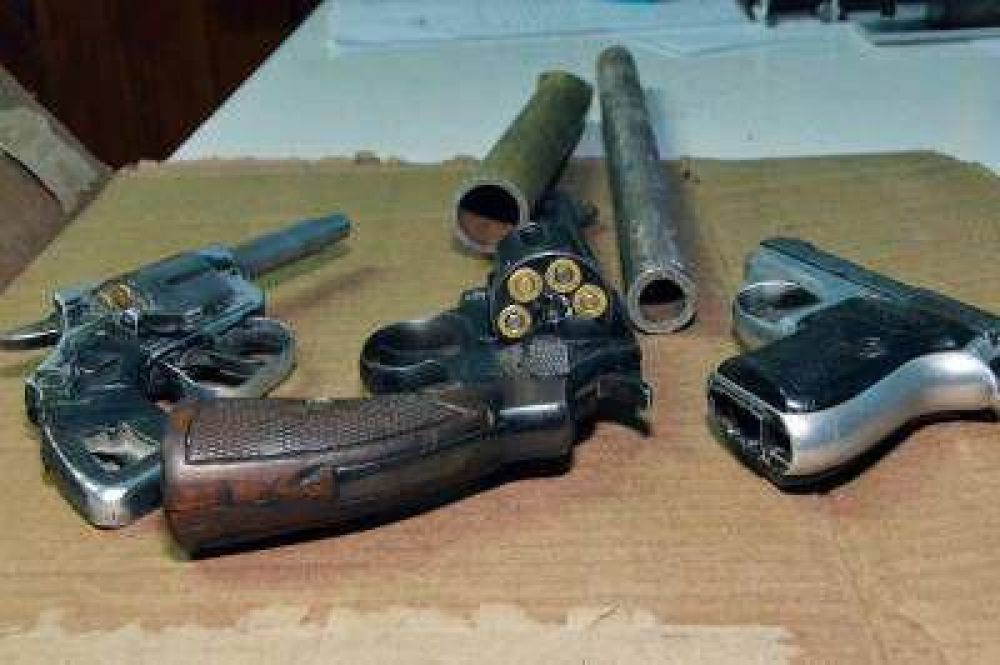 Tiene 16 aos, esconda 4 armas de fuego y medio kilo de marihuana