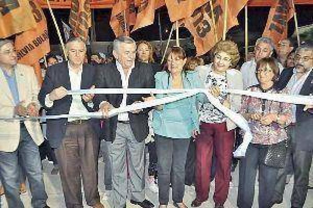 Infante inaugur� obras de desag�e y pavimento 