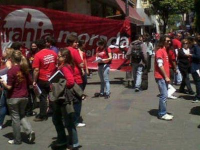 Los estudiantes se movilizaron en contra del aumento de la tarifa del boleto de colectivos