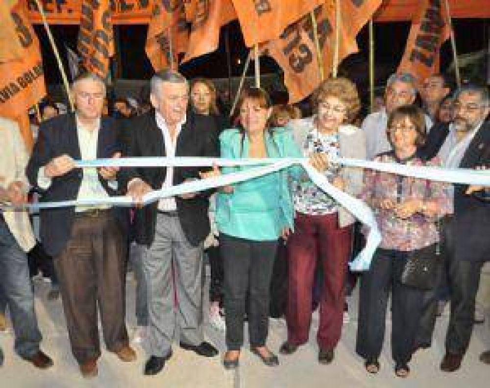Desag�e y pavimento benefician a vecinos