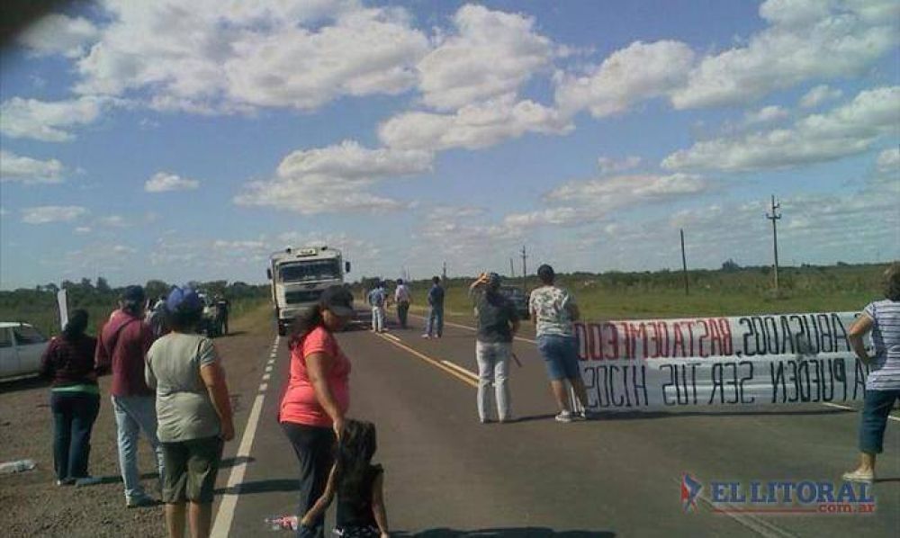 Vecinos quisieron cortar la Ruta 12 y fueron reprimidos por la Polic�a