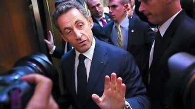 Con barba y en ingl�s, Sarkozy apuesta a su regreso a la pol�tica