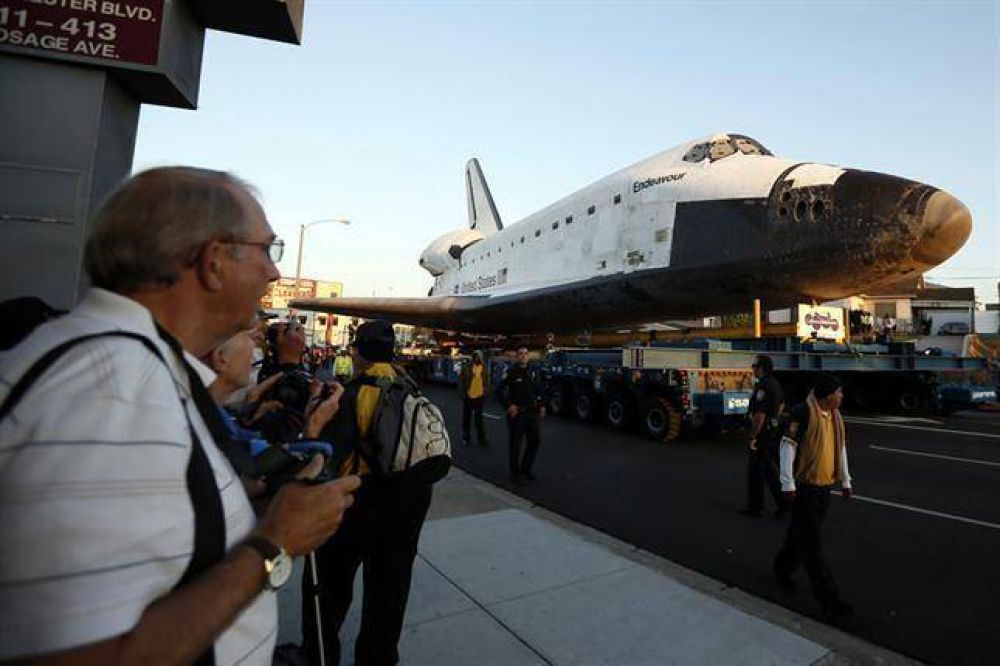 El Endeavour realiza su �ltimo viaje, por tierra, rumbo al museo