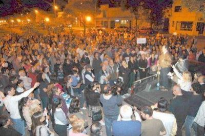Multitudinaria y emotiva marcha por Julio Bereciartu, por mayor seguridad y justicia
