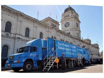 Comenz� a funcionar el cami�n-f�brica de los DNI en Paran�
