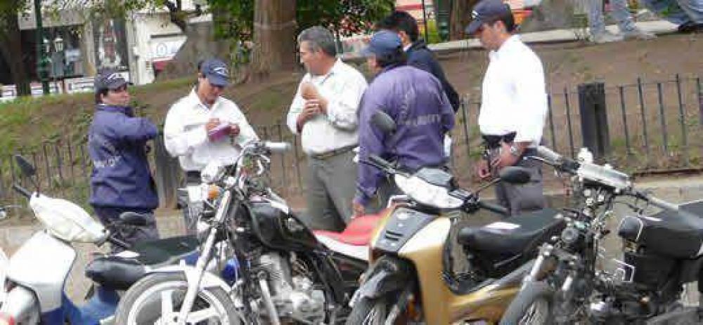 Agentes de tr�nsito de la capital detenidos luego de exigir que le vendan cerveza 