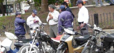 Agentes de tr�nsito de la capital detenidos luego de exigir que le vendan cerveza 