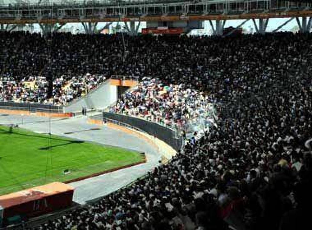 Multitudinaria jornada religiosa en el Estadio �nico