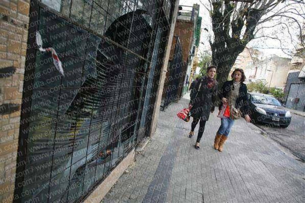 Un barrio harto de las batallas campales y de los destrozos en plena madrugada  