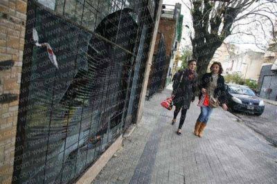 Un barrio harto de las batallas campales y de los destrozos en plena madrugada  