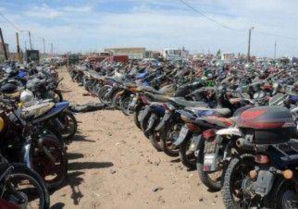 Con m�s motos que autos, colaps� el dep�sito de Parque Industrial 
