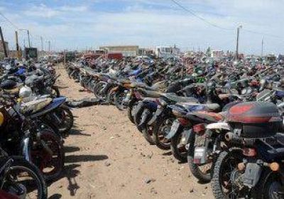 Con m�s motos que autos, colaps� el dep�sito de Parque Industrial 