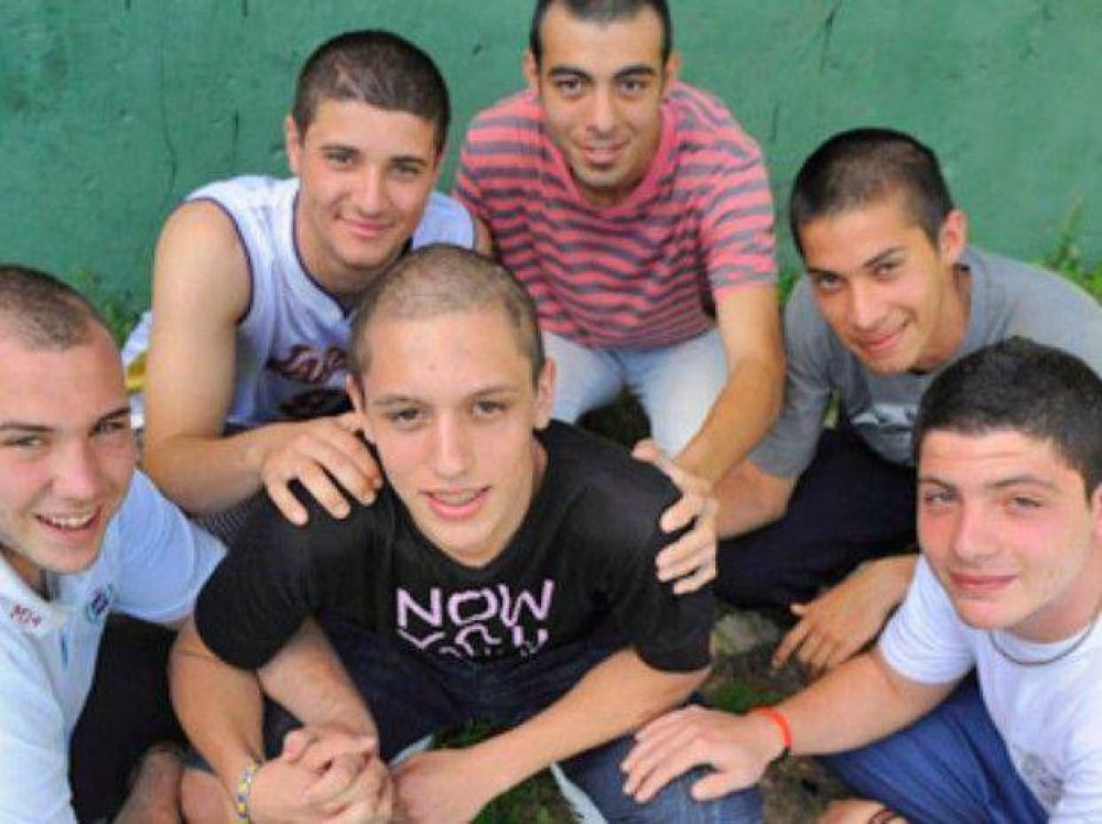 Los chicos que se raparon para hacerle el "aguante" a un amigo que est� enfermo