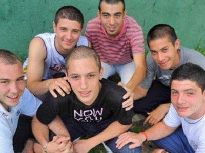 Los chicos que se raparon para hacerle el "aguante" a un amigo que est� enfermo