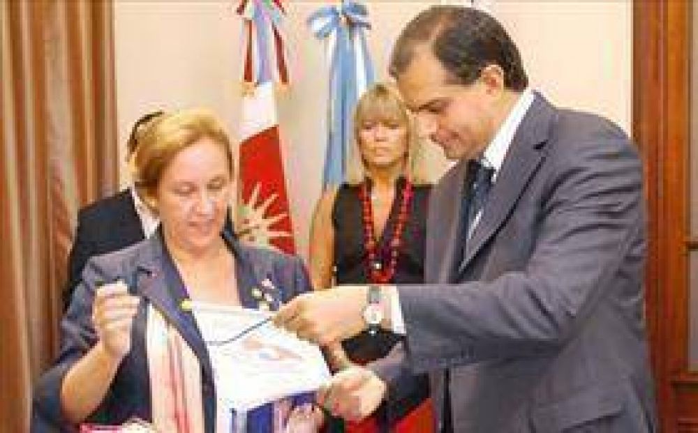 El intendente Alegre recibi� a los rotarios.