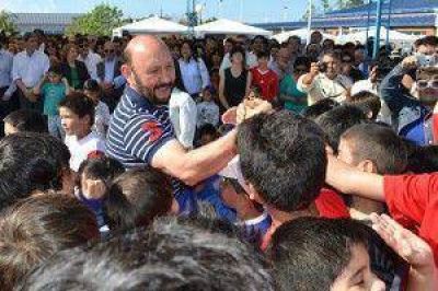 El gobernado Insfran presidio el operativo solidario en el Eva Peron