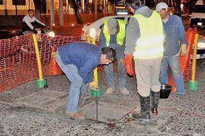 La municipalidad realiza la limpieza de desag�es en la zona c�ntrica