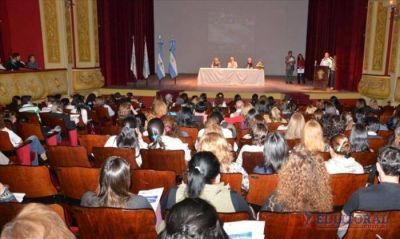 Debaten sobre innovaciones educativas en un modelo de escuela tradicional