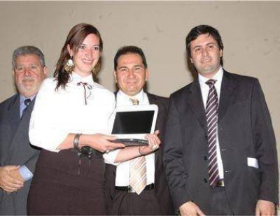 Entregan computadoras a docentes y alumnos