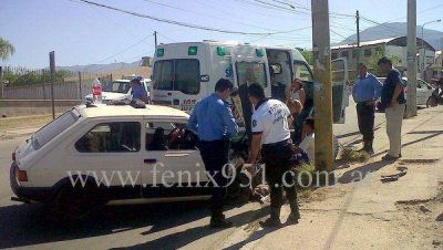 Choc� con un poste de luz tras pincharse un neum�tico