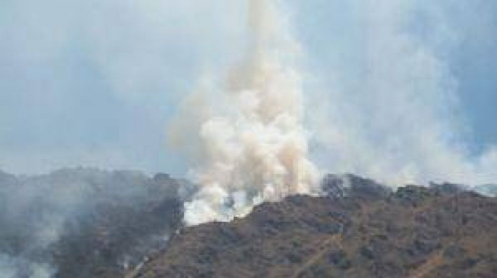 Detectan nuevos focos de fuego en el cerro Ambato