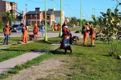 La municipalidad realiza trabajos de limpieza en avenida L�pez Piacentini