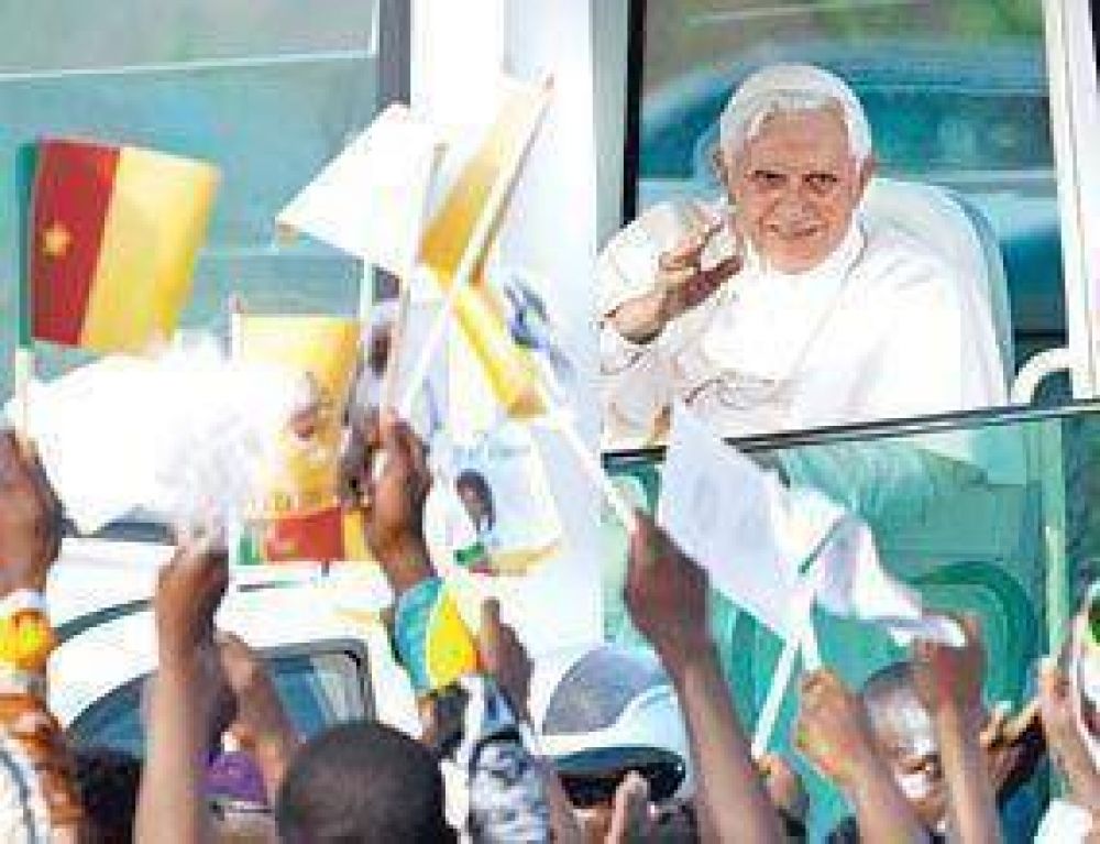 En Africa, el Papa rechaz� el uso del preservativo contra el sida