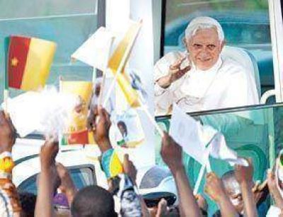 En Africa, el Papa rechaz� el uso del preservativo contra el sida