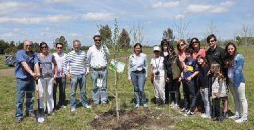 Emoci�n en la tercera plantaci�n de "Un �rbol para cada ni�o"