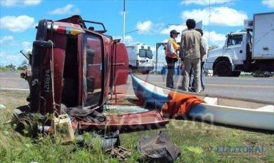 Un herido en brutal choque y vuelco de un auto en Goya